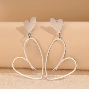 Boucles d'oreilles pendantes en argent avec cœurs évidés de style minimaliste