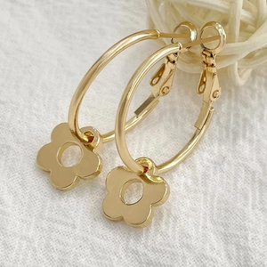 Goldene Edelstahl-Ohrringe mit zarten hohlen Blumenanhängern für Damen im Set