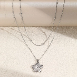 Collier double rang en acier inoxydable avec pendentif fleur texturé au fini argenté