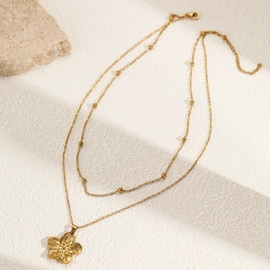 Collier double rang avec pendentif fleur dorée et perles sur chaînes en acier