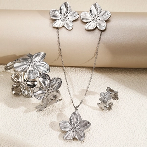 Parure de bijoux fleurs en argent brossé avec collier boucles et bague ajustable