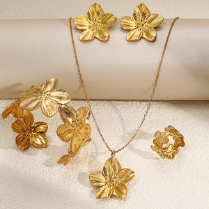 Collier Pendentif Fleur Élégant Boucles D'oreilles Bracelet Et Bague Bijoux Acier Inoxydable Texture Brossée Pour Femmes