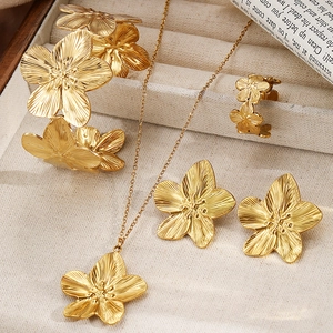 Parure bijoux fleur dorée avec collier, bague, bracelet et boucles d'oreilles brossés