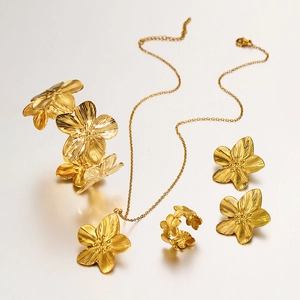 Parure de bijoux fleurs dorées avec collier, bracelet, boucles d'oreilles et bague