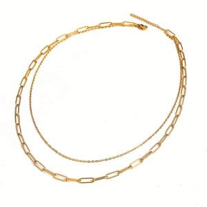 Detailansicht der goldenen doppellagigen Büroklammer-Kette mit verstellbarem Karabinerverschluss