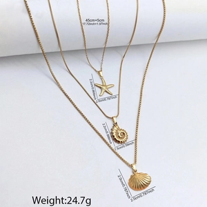 Collana multistrato in acciaio dorato con ciondoli a forma di stella marina e conchiglia