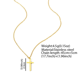 Dettaglio macro della collana con croce in acciaio dorato e specifiche delle dimensioni