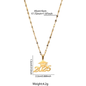 Dimensions détaillées du collier avec pendentif chapeau de diplômé 2025 et chaîne 45cm