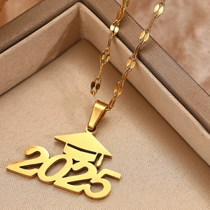 Collier avec pendentif chapeau de diplômé 2025 doré et chaîne à maillons feuilles élégante
