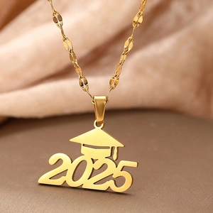 Collier doré 2025 avec pendentif chapeau de diplômé en acier inoxydable poli