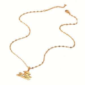Vue macro du collier avec pendentif chapeau de diplômé 2025 doré et fermoir mousqueton