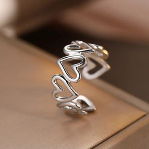 Bague ouverte en acier inoxydable poli avec motif de cœur évidé pour femmes élégant