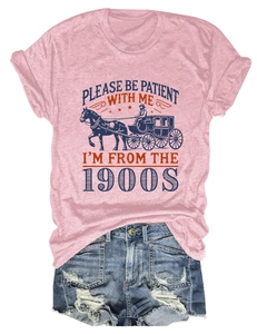 T-shirt graphique rose avec texte rétro et short en jean déchiré en vue à plat