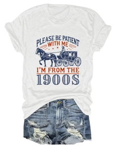 T-shirt blanc avec imprimé vintage et short en jean bleu disposés à plat sur fond blanc
