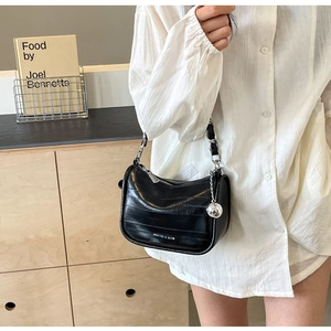 Sac bandoulière noir texturé chic avec bandoulière chaîne argentée et breloque boule
