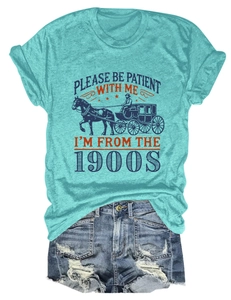 Détail du t-shirt cyan montrant l'imprimé vintage et le texte rétro avec short en jean