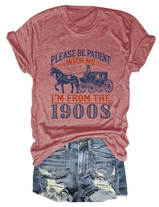 Détail d'un t-shirt vintage rouge avec imprimé calèche et slogan rétro à plat
