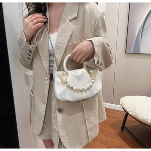Détail du sac nuage blanc avec design plissé et chaîne à perles effet marbre
