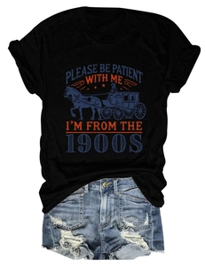 Détail d'un t-shirt en coton noir avec imprimé calèche vintage et texte de slogan rétro