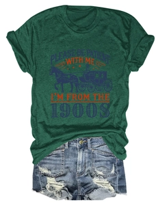 Détail du t-shirt vert foncé avec imprimé vintage et short en jean bleu délavé usé