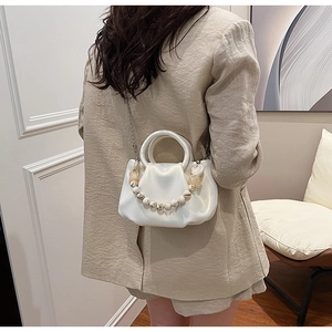 Sac nuage blanc plissé avec poignée en perles de marbre et détails de chaîne argentée