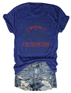 Détail de l'imprimé vintage sur t-shirt bleu marine avec short en jean déchiré