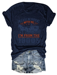Détail de l'imprimé carrosse vintage et du texte sur t-shirt bleu marine en coton