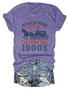 Détail du t-shirt violet imprimé vintage et du short en jean bleu avec finitions usées