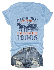 Mise à plat d'un t-shirt bleu rétro imprimé 1900 et short en jean délavé assorti