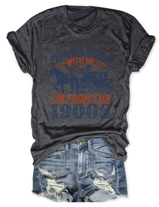Détail du t-shirt gris imprimé et du short en jean bleu clair délavé et usé