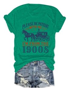 Détail de l'imprimé carrosse rétro sur un tissu de t-shirt vert à col rond en coton