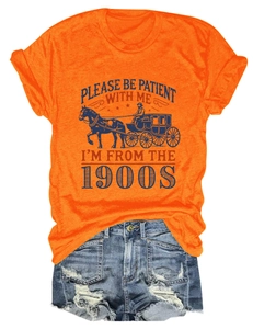 T-shirt orange à plat avec motif de calèche vintage et slogan rétro sur fond blanc