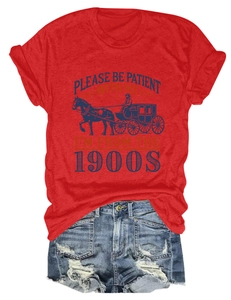 T-shirt rouge avec motif carrosse rétro et short en jean vieilli en vue à plat