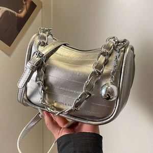 Sac à Bandoulière en Cuir PU Métallisé Pour Femmes Mode Motif Crocodile Sac à Épaule Avec Chaîne Pendentif Boule Argent Style Urbain