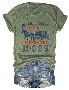 Détail du t-shirt gris vintage avec motif calèche et short en jean délavé à trous