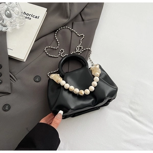Détail du sac nuage noir plissé avec poignée en perles marbrées et chaîne argentée
