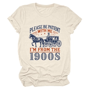Détail d'un t-shirt beige vintage avec imprimé rétro de calèche 'Please Be Patient'