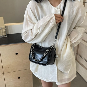 Petit sac bandoulière noir à motif crocodile avec chaîne et breloque argentée