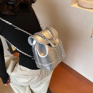 Sac à dos argenté en cuir métallisé avec bandoulière chaîne et style seau chic