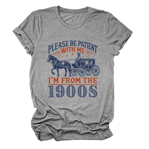 Détail du t-shirt gris à manches courtes avec imprimé carrosse vintage et texte rétro 1900s