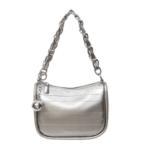 Sac à bandoulière matelassé argenté avec chaîne et pendentif boule métallique