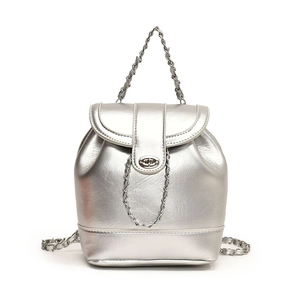 Sac à dos argenté métallisé avec chaîne, texture matelassée et fermoir tournant