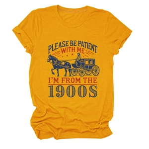 Détail du graphique vintage Please Be Patient sur un t-shirt en coton jaune moutarde