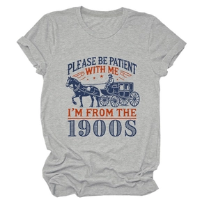 Détail de l'imprimé calèche vintage sur t-shirt gris à col rond avec texte nostalgique