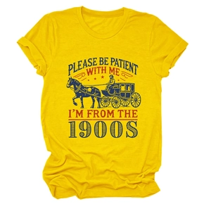 T-shirt jaune à col rond avec motif carrosse vintage et slogan Please Be Patient