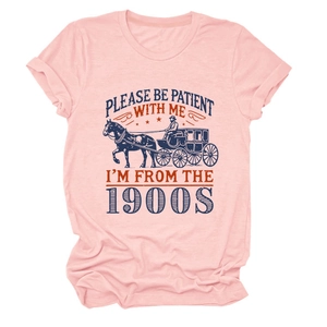 Détail de l'imprimé rétro sur le t-shirt rose en coton à manches courtes et col rond