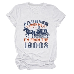 Détail d'un imprimé graphique de style vintage sur un t-shirt blanc à manches courtes