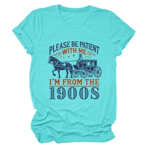 Détail de l'imprimé carrosse vintage et slogan rétro sur un t-shirt sarcelle à col rond