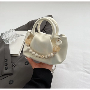 Détail du sac nuage plissé crème avec chaîne en perles de marbre et cuir PU doux
