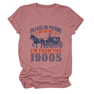 Détail d'un t-shirt rose à col rond avec motif calèche vintage et texte rétro